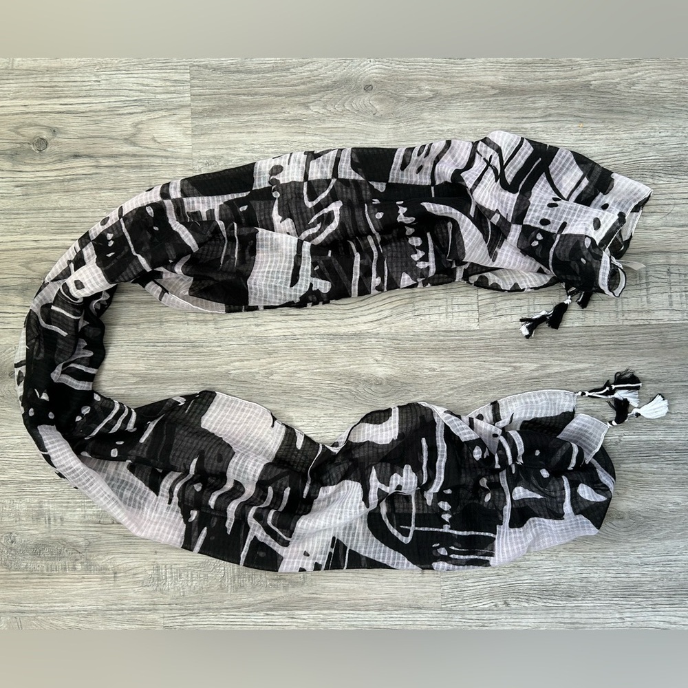 NWT‎ Chicos Black and White Abstract Accessory Scarf